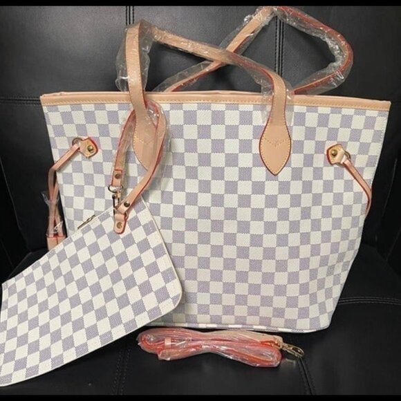 Handbags - NWOT Tote with Matching Wristlet Medium Bag Spacious
